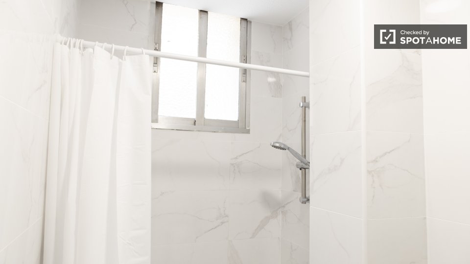 Double room Madrid, 5 beds — photo 4