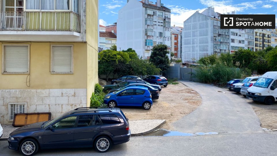 Double room Lisbon, 2 beds, 10m² — photo 5