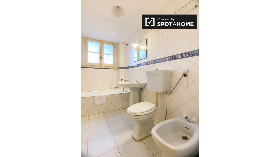 Double room Lisbon, 2 beds — photo 15