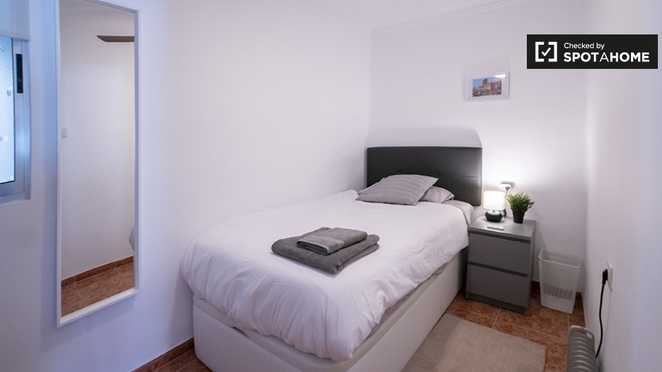 Double room Valencia, 3 beds, 80m² — photo 10