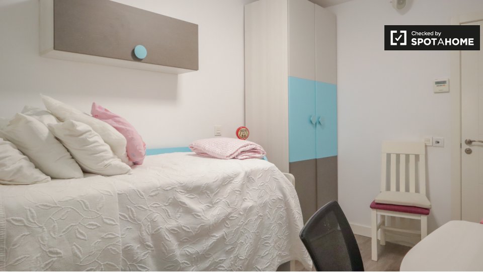 Double room Madrid, 2 beds — photo 18