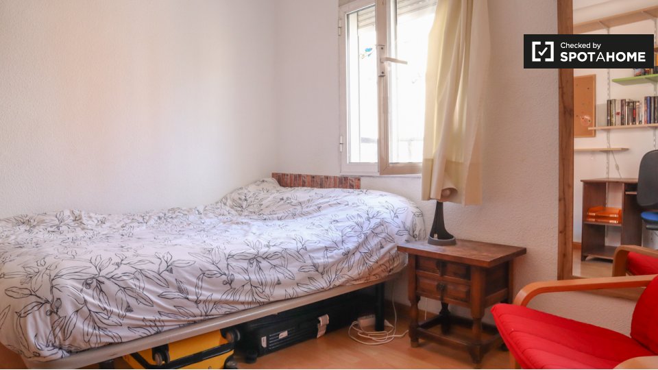 Double room Madrid, 3 beds, 79m² — photo 4