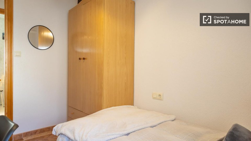 Habitación en piso compartido de 3 habitaciones en alquiler en Opañel, Madrid