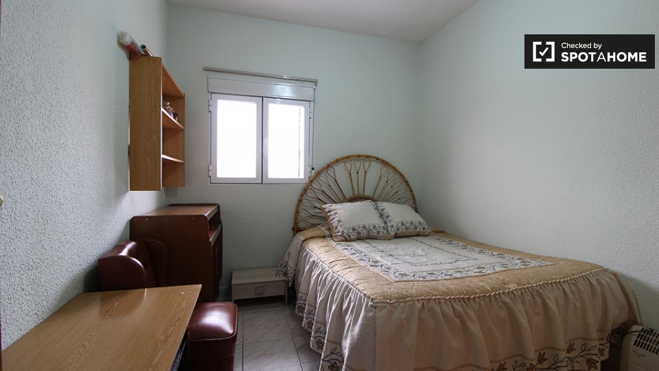 Double room Madrid, 3 beds, 80m² — photo 8