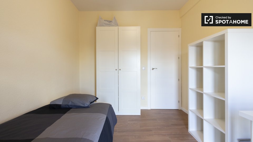 Double room Madrid, 3 beds, 65m² — photo 4