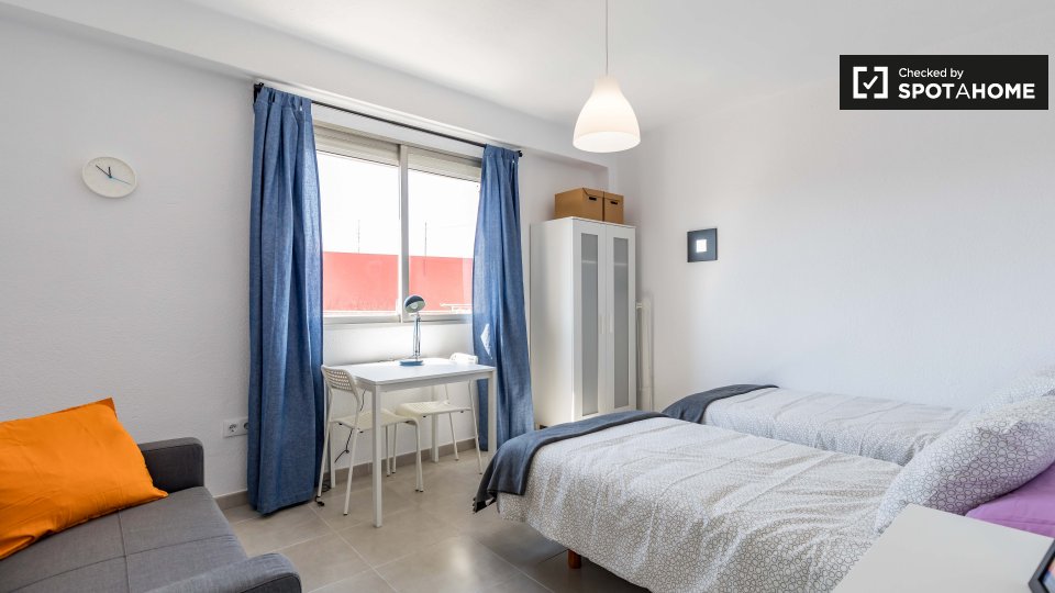 Double room Valencia, 3 beds — photo 3