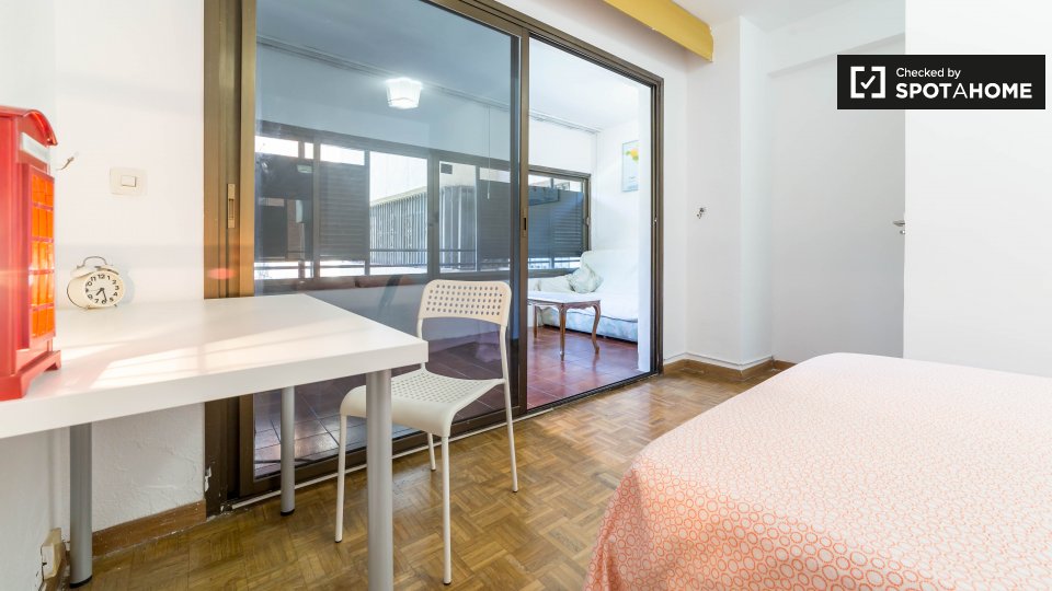 Double room Valencia, 6 beds, 140m² — photo 1