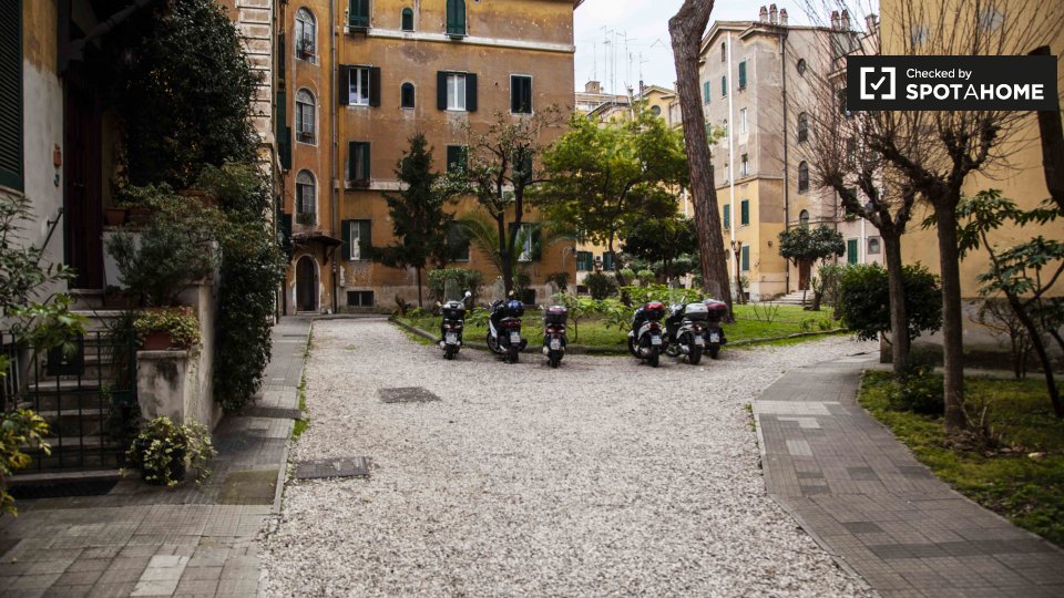 Posto letto in camera in affitto in appartamento con 4 camere da letto, San Giovanni