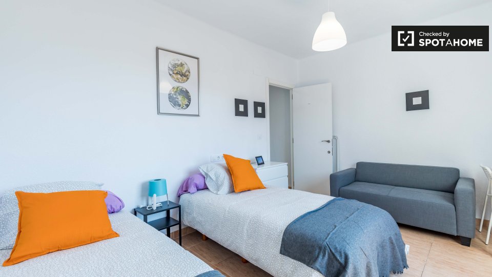 Double room Valencia, 3 beds, 80m² — photo 2
