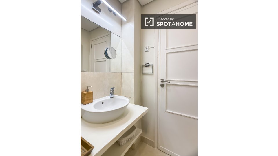 Double room Lisbon, 4 beds, 240m² — photo 8