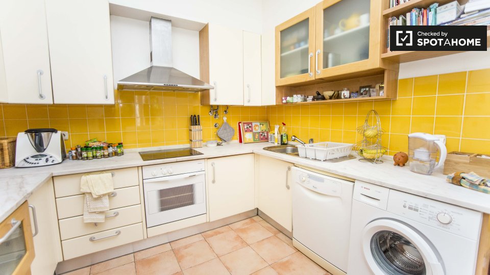 Double room Lisbon, 3 beds, 80m² — photo 13