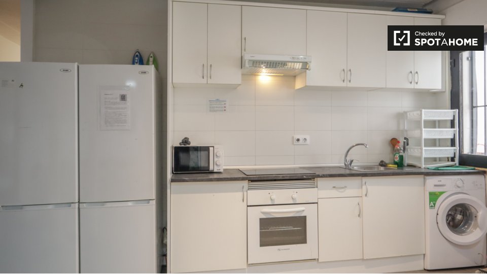 Double room Madrid, 7 beds, 160m² — photo 12