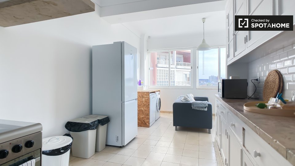 Double room Lisbon, 3 beds — photo 6