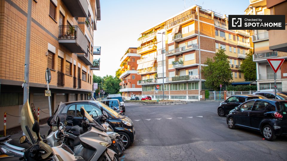 Luminosa camera in affitto in appartamento con 4 camere da letto a Trieste