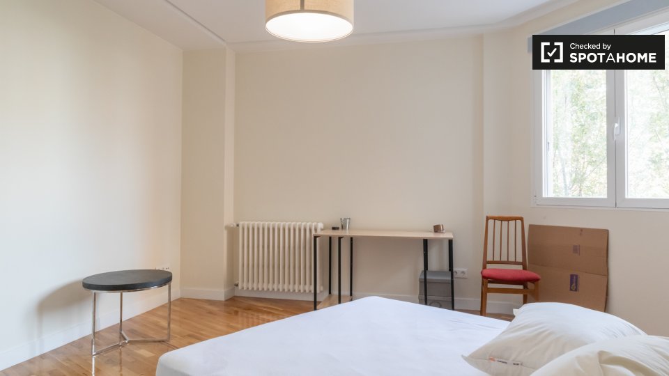 Double room Madrid, 5 beds, 200m² — photo 3