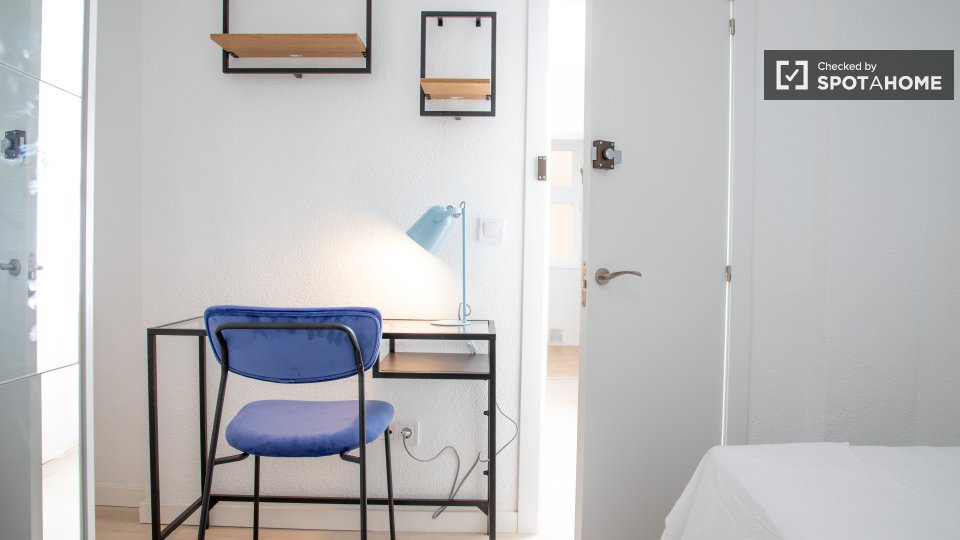 Double room Madrid, 3 beds, 56m² — photo 17