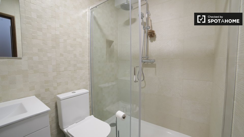 Double room Lisbon, 3 beds, 150m² — photo 11