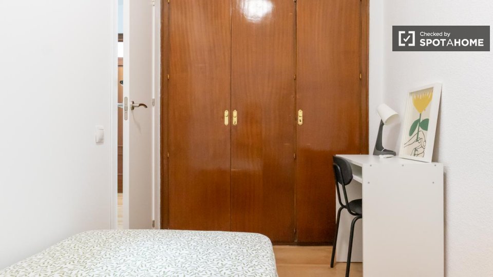 Double room Madrid, 6 beds, 116m² — photo 3