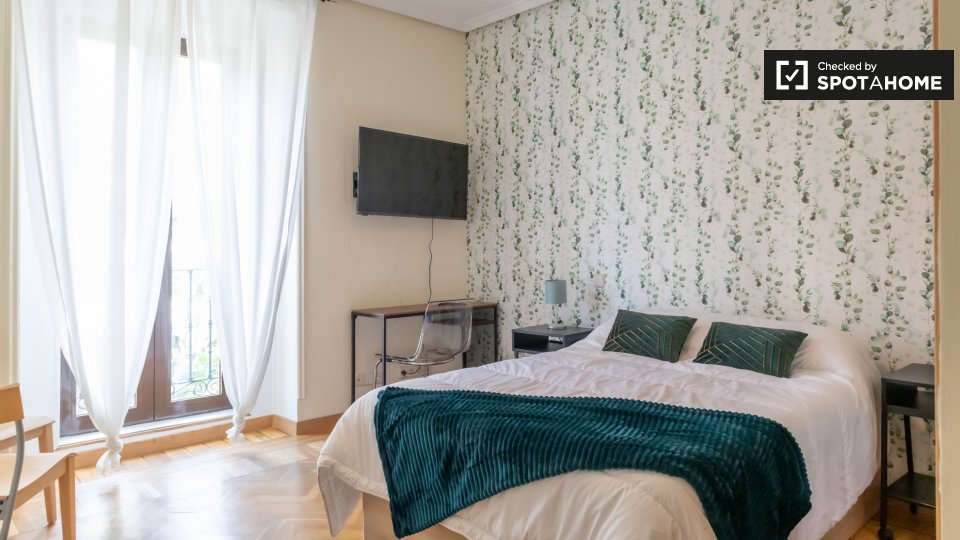 Double room Madrid, 5 beds, 157m² — photo 1