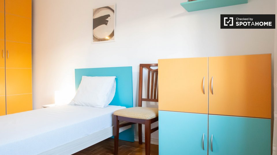 Double room Lisbon, 3 beds, 60m² — photo 4