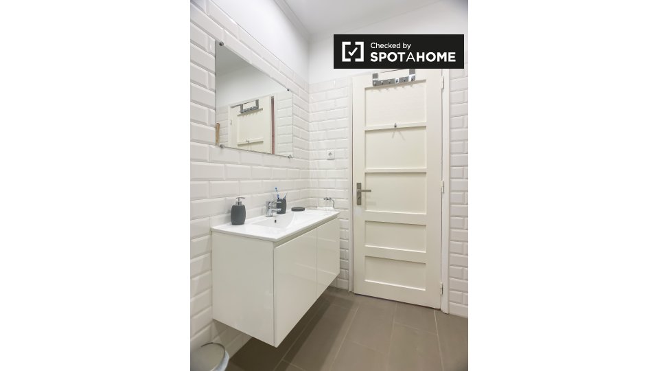 Double room Lisbon, 3 beds — photo 15