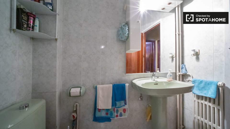 Double room Madrid, 3 beds — photo 16