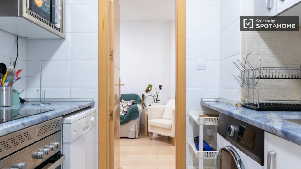 Double room Madrid, 3 beds — photo 25