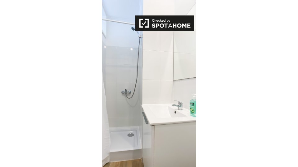 Double room Lisbon, 6 beds, 123m² — photo 15