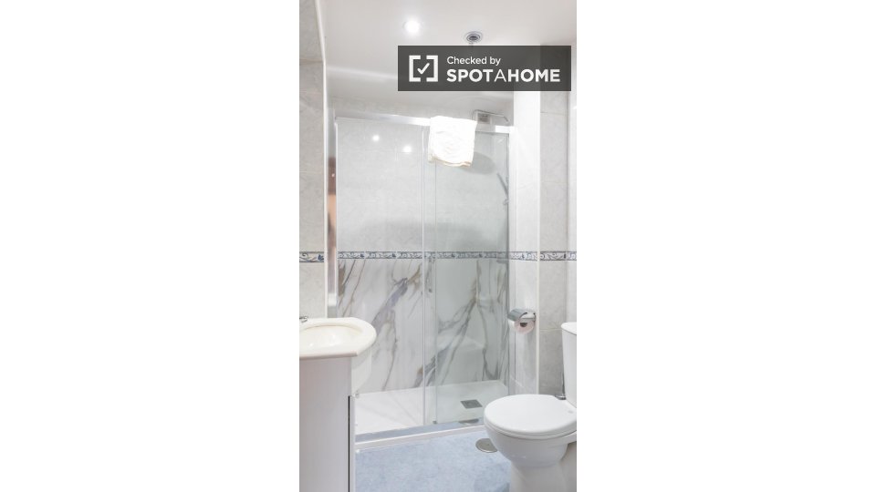 Double room Madrid, 4 beds — photo 15
