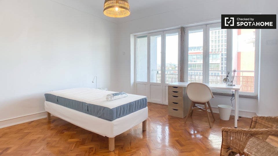 Double room Lisbon, 3 beds — photo 16