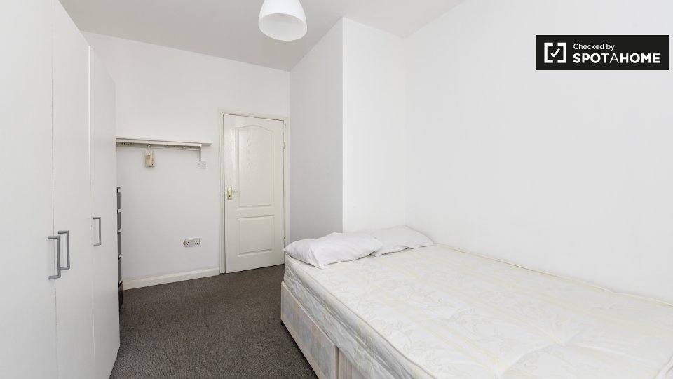 Double room London, 3 beds — photo 13