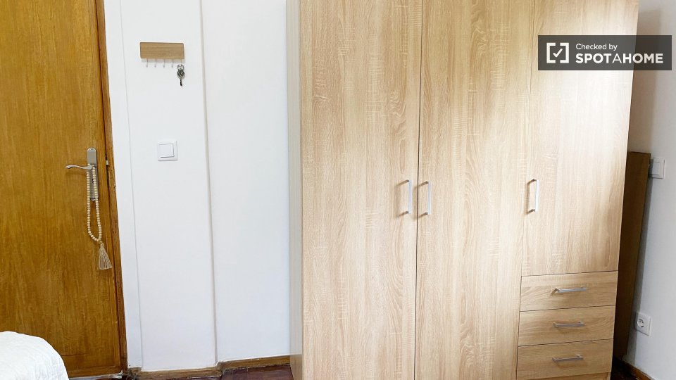 Double room Lisbon, 3 beds — photo 16