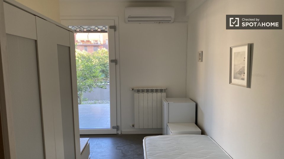 Stanza in appartamento condiviso con 4 camere da letto in affitto, Roma - in Rome