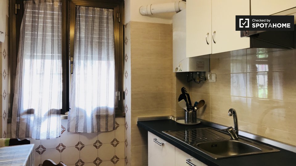 Double room Rome, 3 beds, 85m² — photo 12