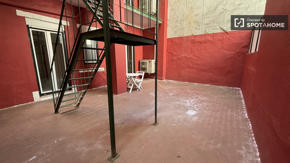 Double room Lisbon, 4 beds, 85m² — photo 49