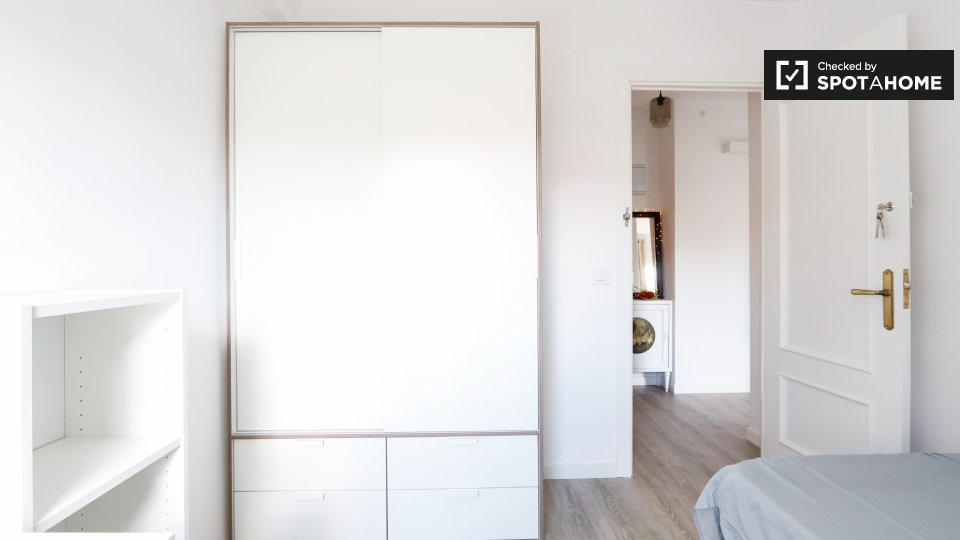 Double room Madrid, 3 beds, 85m² — photo 1