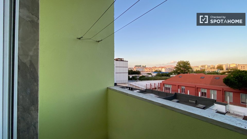Double room Lisbon, 3 beds — photo 20