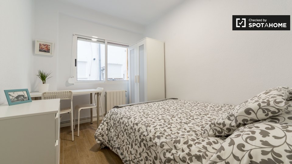 Cosy room in 5-bedroom apartment in L'Eixample, Valencia - a Valencia