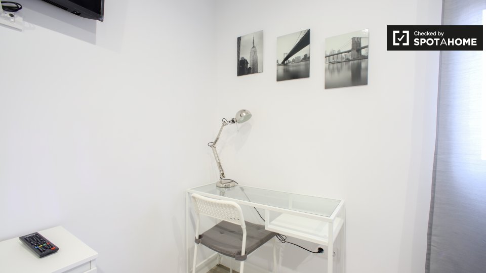 Double room Valencia, 3 beds, 65m² — photo 2