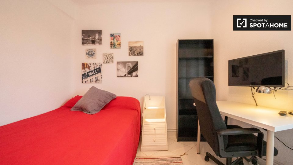 Double room Madrid, 5 beds, 110m² — photo 2