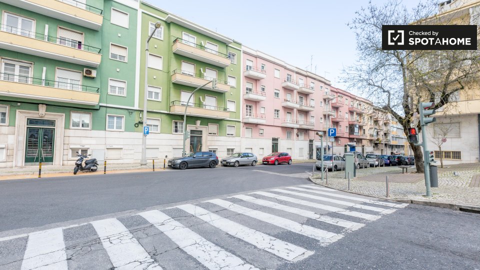 Double room Lisbon, 3 beds, 75m² — photo 16