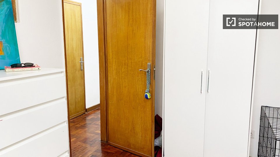 Double room Lisbon, 3 beds — photo 5