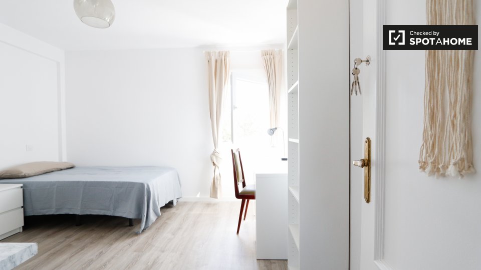 Double room Madrid, 3 beds, 85m² — photo 1