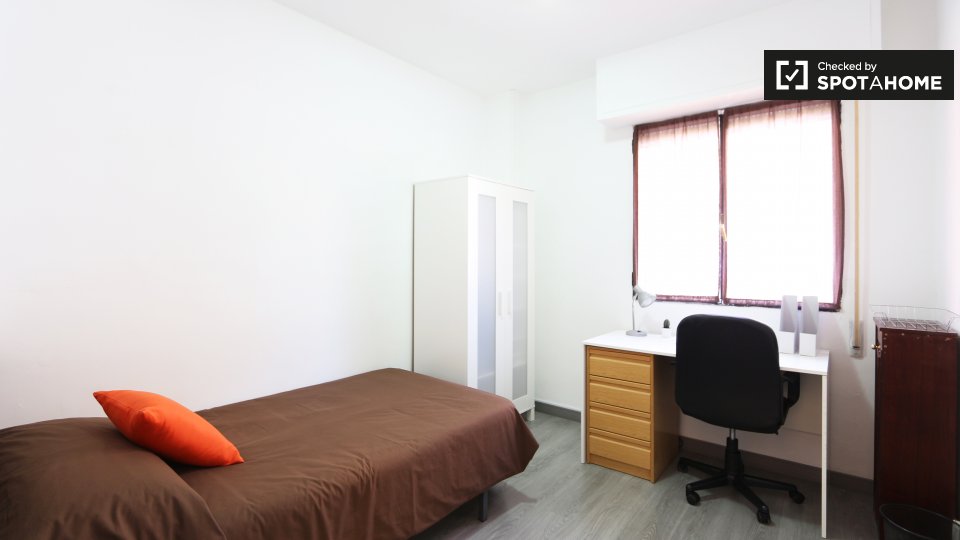 Room in 5-bedroom apartment, Madrid Rio, Madrid - in Madrid