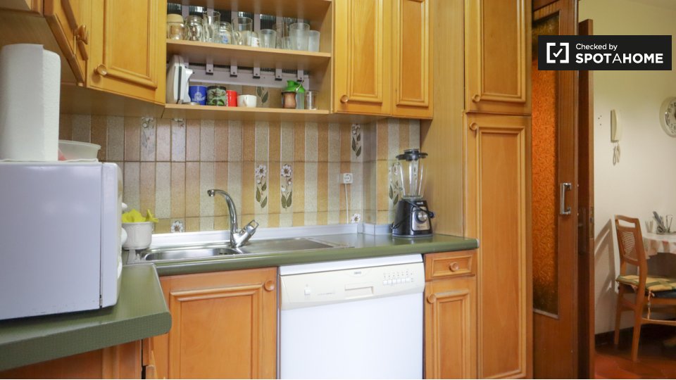 Double room Madrid, 3 beds, 91m² — photo 13