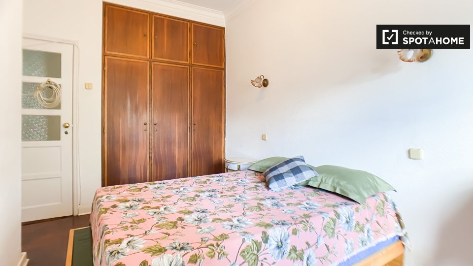 Double room Lisbon, 2 beds, 10m² — photo 3