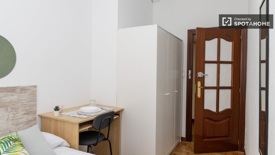 Double room Madrid, 5 beds — photo 17