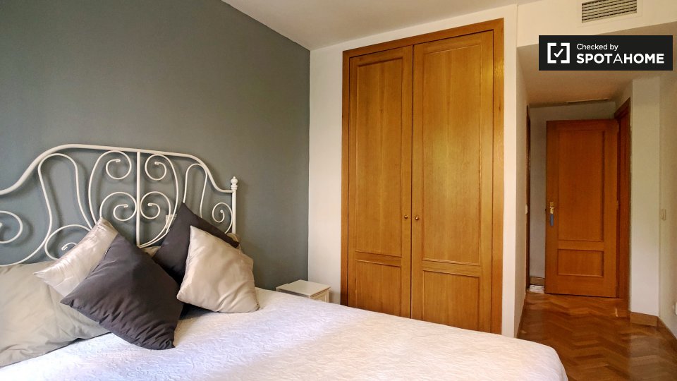 Double room Madrid, 2 beds, 80m² — photo 3