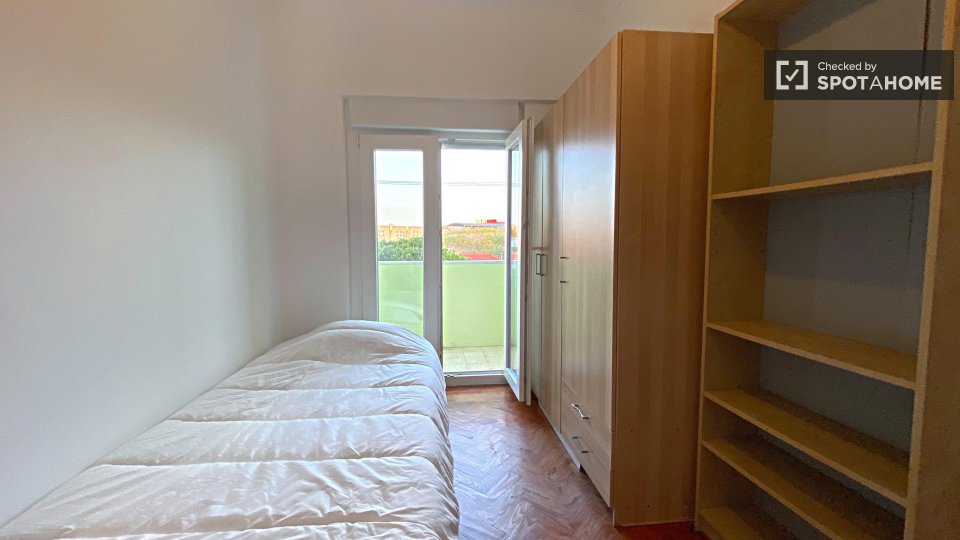 Double room Lisbon, 3 beds — photo 24