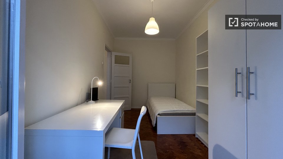 Double room Lisbon, 2 beds — photo 20